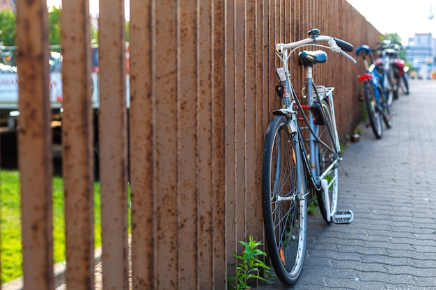 Aparcamiento de bicicletas en Europa. Transporte urbano popular.