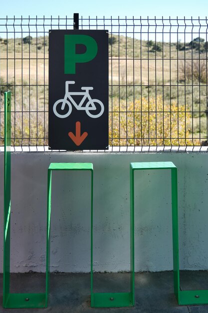 Aparcamiento de bicicletas con señal de aparcamiento arriba