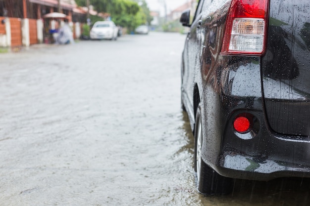 Aparcamiento en la calle del pueblo mientras llueve