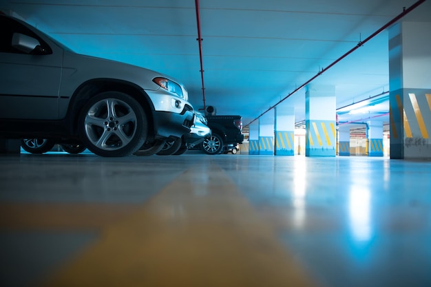 Aparcamiento de coches en el edificio.