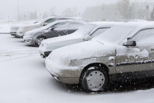 Aparcamiento de coches en la nieve.