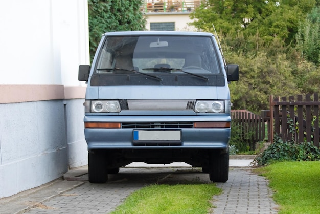 Aparcamiento de coches en el patio.