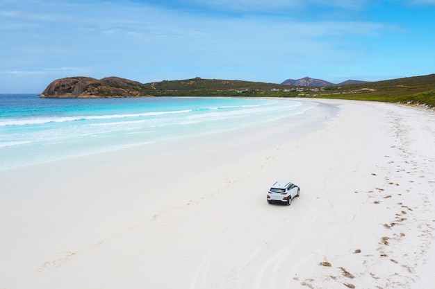 Aparcamiento de coches en la playa de Lucky Bay en Cape Le Grand National Park, Australia Occidental