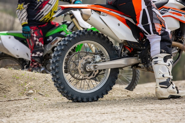 Foto aparcamiento de motos deportivas en la carretera