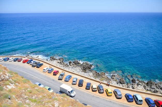 Foto aparcamiento en la playa en rethymnon.