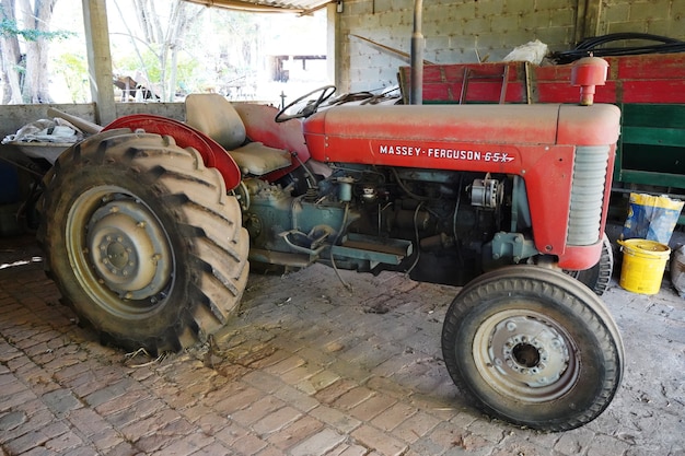 Aparcamiento de tractor rojo viejo en un rancho