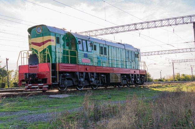 Aparcamiento de un tren de maniobras, una locomotora en la calle