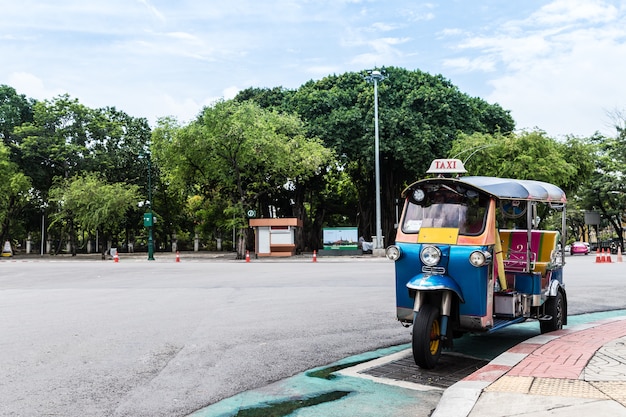 Foto aparcamiento tuk tuk en la calle esperando al turista