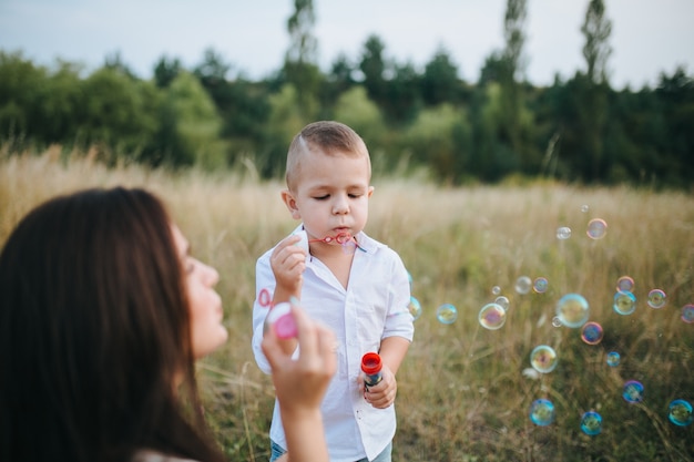 aparcar el hijo de la familia activa sonrisa