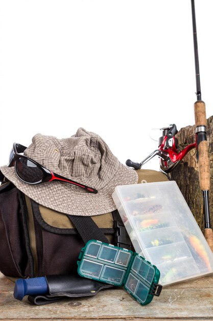 Foto aparejos de pesca con bolso y gorro