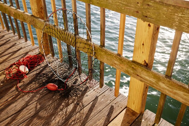 Foto aparejos de pesca de daytona beach florida en el muelle