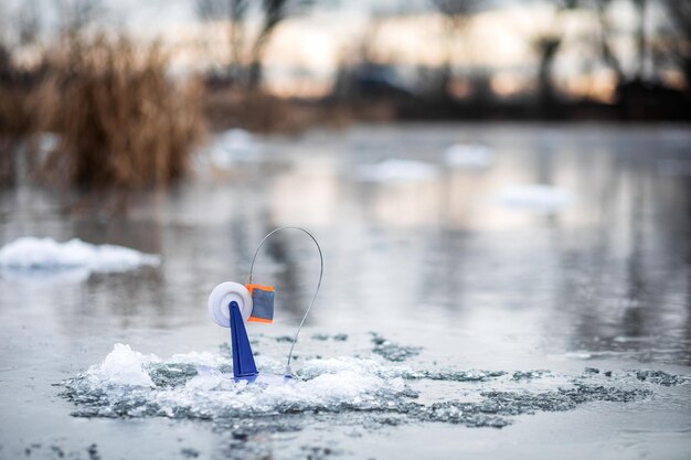 Aparejos de pesca para la pesca de invierno en el hielo de un lago congelado.