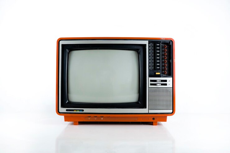 Foto aparelho de tv vintage isolado televisão retrô antiga televisão vermelha vintage isolada na tecnologia retrô branca conceito antigo de tv