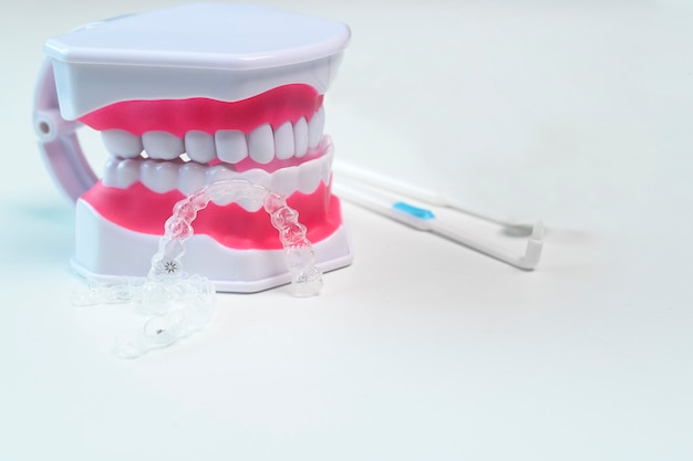 Aparelhos e ferramentas Invisalign para atendimento odontológico, saúde odontológica e conceito ortodôntico.