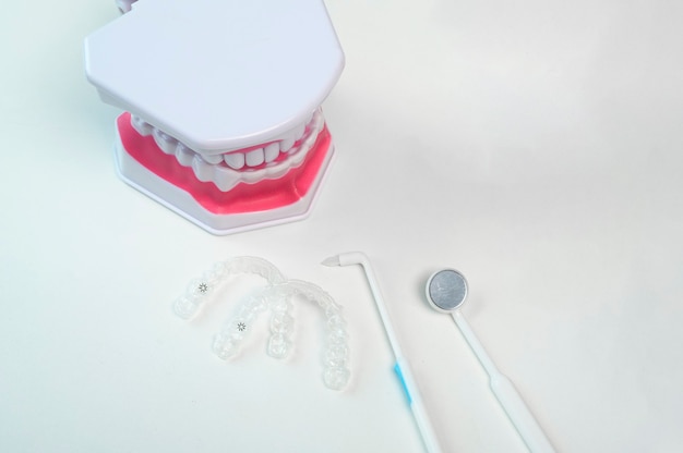 Aparelhos e ferramentas invisalign para atendimento odontológico, saúde odontológica e conceito ortodôntico.