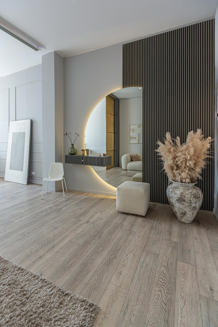 Apartamento abierto brillante en un diseño moderno paredes ligeras y piso de madera pasillo elegante con un hermoso jarrón y un espejo redondo