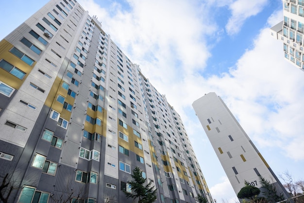 Un apartamento alto que generalmente está habitado por coreanos.