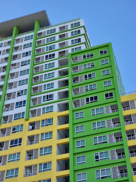 Apartamento de loja de cores vivas elegantemente no conceito de sala de fundo