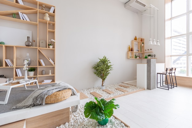 Apartamento de luxo com design moderno e elegante, com um layout gratuito e um estilo minimalista. muito espaçoso quarto muito brilhante com paredes brancas e elementos de madeira