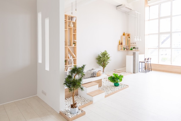 Apartamento de luxo com design moderno e elegante, com um layout gratuito e um estilo minimalista. muito espaçoso quarto muito brilhante com paredes brancas e elementos de madeira