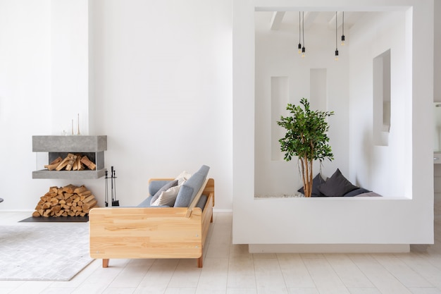 Apartamento de luxo com design moderno e elegante, com um layout gratuito e um estilo minimalista. muito espaçoso quarto muito brilhante com paredes brancas e elementos de madeira