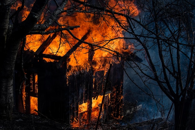 Apartamento em chamas incêndio chama casa casa incêndio queimando edifício chamas abertas fogo na casa