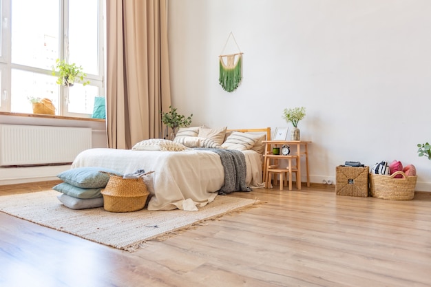 Apartamento espaçoso com janelas grandes, piso em parquet e paredes claras