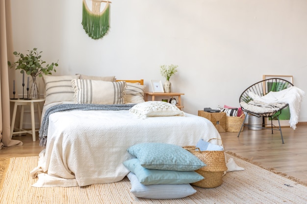 Apartamento espaçoso com janelas grandes, piso em parquet e paredes claras