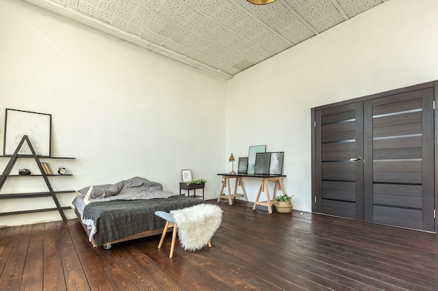 Apartamento estúdio espaçoso decorado com madeira e branco. Design minimalista com grandes janelas à luz do sol. área de cozinha e área de estar