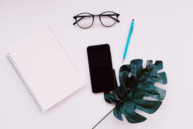 Apartamento leigos de mesa mínima de trabalho com notebook, óculos e planta verde