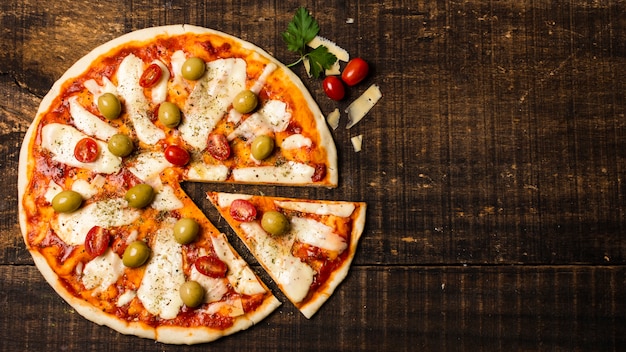 Foto apartamento leigos de pizza na mesa de madeira