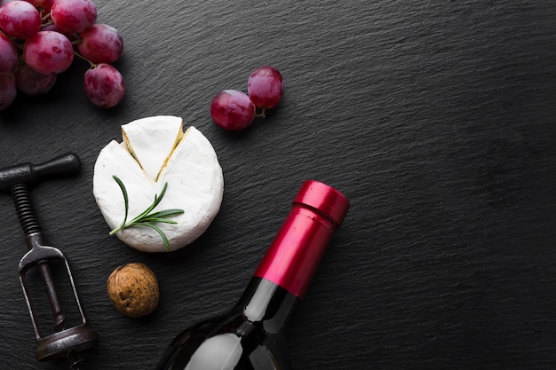 Foto apartamento leigos uvas camembert e vinho com espaço de cópia