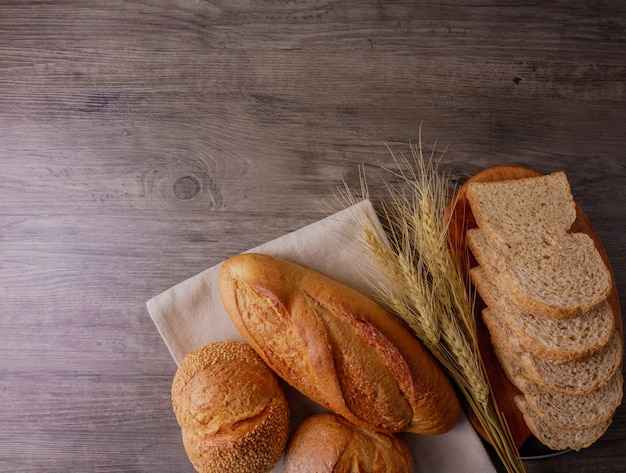 Apartamento leigos vários tipos de pães no fundo de madeira amd cópia espaço