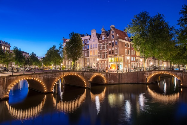 Apartamento a lo largo del canal Keizersgracht en la ciudad de Ámsterdam en Netherl