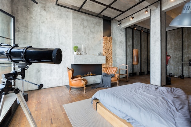 Apartamento de lujo en estilo loft en colores oscuros. Dormitorio moderno y elegante