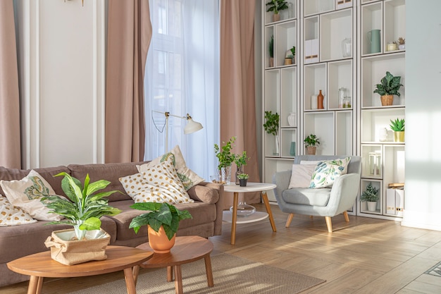 Apartamento moderno, caro e luxuoso em plano aberto. Interior rico em estilo escandinavo com vigas de madeira no teto em tons pastel