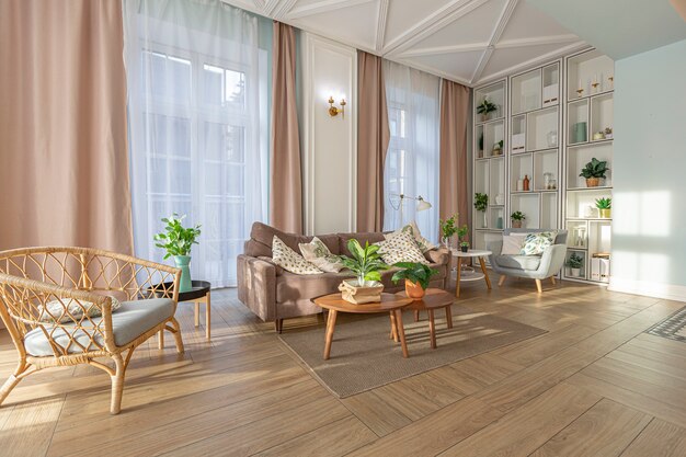 Apartamento moderno, caro e luxuoso em plano aberto. Interior rico em estilo escandinavo com vigas de madeira no teto em tons pastel