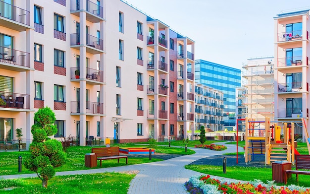 Apartamento no exterior do edifício residencial. Estrutura habitacional na casa moderna azul da Europa. Aluguel de casa no distrito da cidade no verão. Arquitetura alta de parede e vidro para investimento imobiliário empresarial.