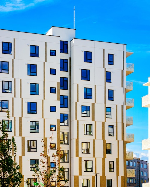 Apartamento no exterior do edifício residencial. estrutura habitacional na casa moderna azul da europa. aluguel de casa no distrito da cidade no verão. arquitetura para investimento imobiliário empresarial, vilnius, lituânia.