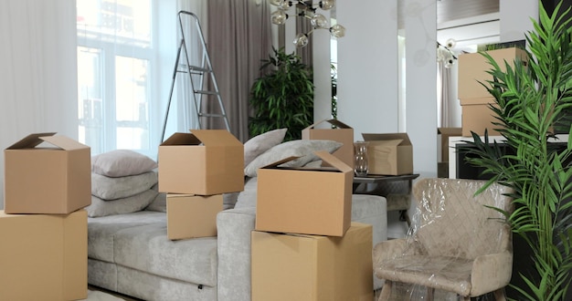 Apartamento nuevo con pertenencias empacadas en cajas de cartón en el piso No hay personas visibles en la acogedora sala de estar Reubicación en una nueva casa