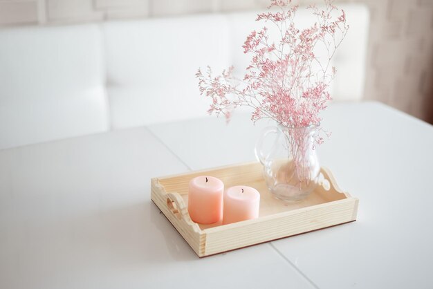 Foto apartamento o condominio comedor mesa de comedor decorada con cadles y jarrón con flores rosas secas