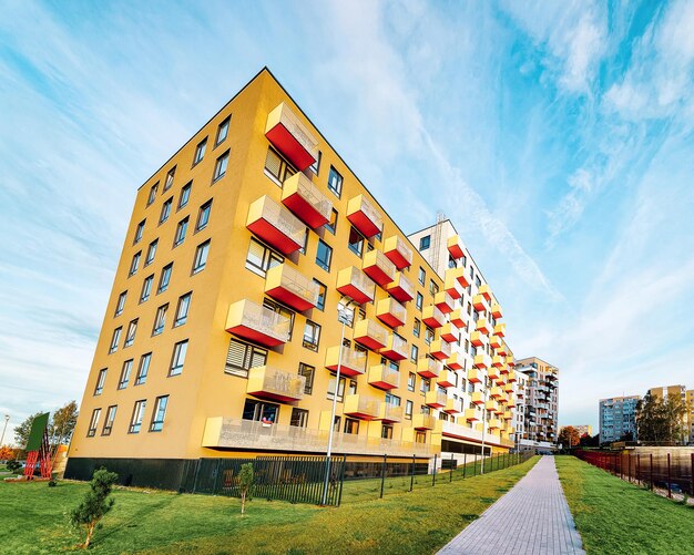 Apartamento residencial casa moderna y edificio de viviendas con instalaciones al aire libre. Un nuevo concepto de hogar.