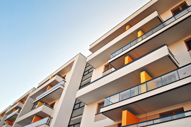 Apartamento residencial de lujo moderno Edificio de apartamentos moderno en un día soleado