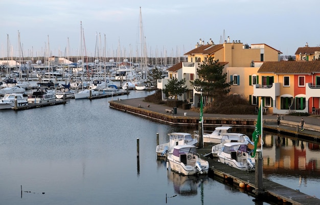 Apartamentos em um porto marítimo ao pôr do sol na Holanda