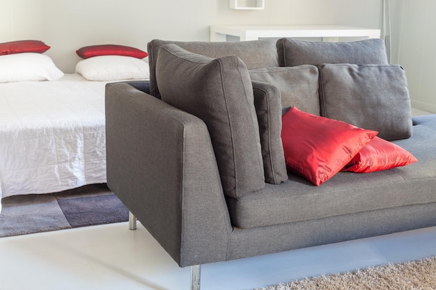 Apartamentos modernos móveis aconchegantes um sofá com almofadas