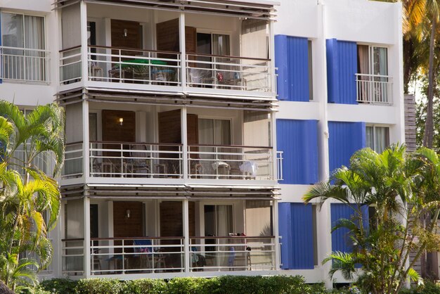 Foto apartamentos en venta sobre cielo azul