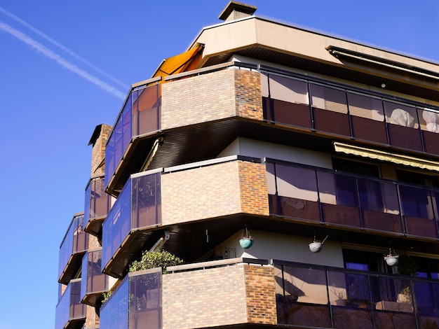 Apartment Gebäude Vintage Balkon Wandfassade außen in der Stadt