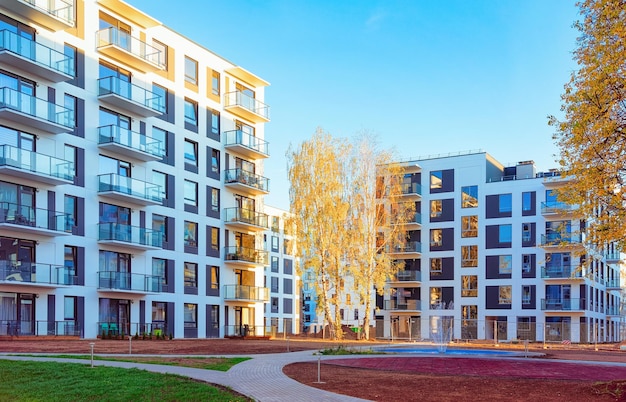 Apartment home neues Wohngebäude Outdoor-Konzept. Straße und Hintergründe.