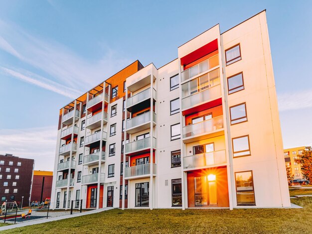 Apartment modernes Haus und Wohngebäude komplexes Immobilienkonzept. Straße und Outdoor. Bei Sonnenuntergang