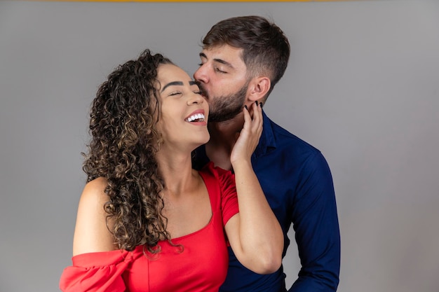 Apasionada pareja amorosa joven sobre fondo gris con espacio para texto Día de San Valentín hermosa pareja joven